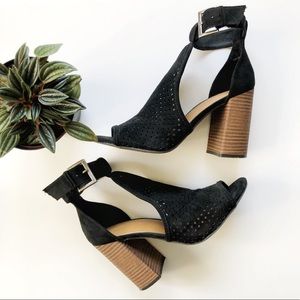 Universal Thread block heel sandals black size 6